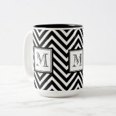 UW MONOGRAM, ZWARTE CHEVRON TWEEKLEURIGE KOFFIEMOK (Voorkant links)