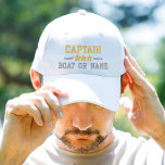 Uw naam van de boot kapitein Nautical Stars Gold S Geborduurde Pet<br><div class="desc">Sil in stijl met een wit gepersonaliseerd geborduurd pet met uw Captain rank of andere titel,  jouw naam of Boat Name en sterren. Verscheidene pet en draadkleuren om van te kiezen. Maakt een groot aangepast cadeau voor vaders dag,  Moederdag of elke andere gelegenheid.</div>