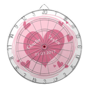 Uw namen en datum in een aangepaste ontwerpkaart v dartbord