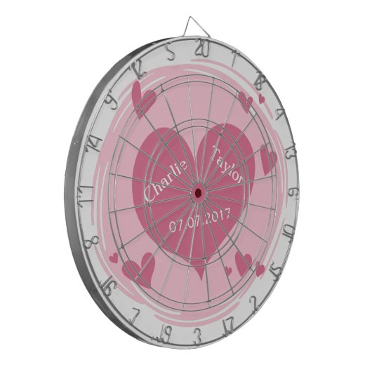 Uw namen en datum in een aangepaste ontwerpkaart v dartbord (Voorkant Links)