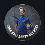 Uw sportfoto | Gepersonaliseerde Ronde Klok<br><div class="desc">Aangepaste met uw sportfoto met gepersonaliseerde naam, spelernummer en teamnaam, school, stad, jaar of bericht in vetgedrukte collegiale typografie. Geschikt voor elke foto, kleur, alle leeftijden, elke sport. Test het uit om te zien hoe het eruit ziet! Voer indien nodig het ontwerpgereedschap in om verdere bewerkingen uit te voeren.</div>