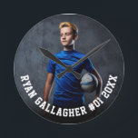 Uw sportfoto | Gepersonaliseerde Ronde Klok<br><div class="desc">Aangepaste met uw sportfoto met gepersonaliseerde naam, spelernummer en teamnaam, school, stad, jaar of bericht in vetgedrukte collegiale typografie. Geschikt voor elke foto, kleur, alle leeftijden, elke sport. Test het uit om te zien hoe het eruit ziet! Voer indien nodig het ontwerpgereedschap in om verdere bewerkingen uit te voeren.</div>