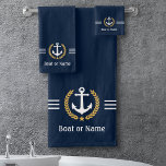Uw tas of naam Anchor Gold Laurel Stripes Blue Bad Handdoek<br><div class="desc">Pas uw huis aan met een elegante nautische badhanddoekset met uw bootnaam, familienaam of andere gewenste tekst. Dit aangepaste ontwerp is voorzien van een bootanker, gouden laurierbladeren met een sterembleem en afgewerkt met fijne witte strepen op een diepzeeblauwe achtergrond. De achterkant van de handdoekset is wit, terwijl u de primaire...</div>