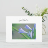Uw tekst prachtige blauwe bloemen uitnodiging (Staand voorkant)
