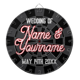 Uw trouwnamen en datum op zwarte houtskool grijs dartbord