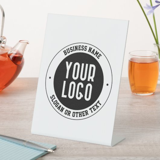 Uw zakelijke Logo of ontwerp | Vet Bewerkbare teks Reclamebord Met Voetstuk (Insitu)