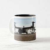 V-22 Osprey tiltrotor vliegtuig Tweekleurige Koffiemok (Voorkant links)