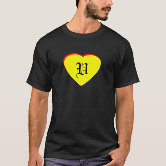 "V" Hart Geel Rood Bruiloftsuitnodiging Het MUSEUM T-shirt (Voorkant)