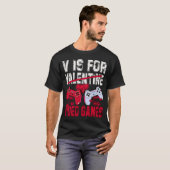 V is voor videogames Funny Valentijnsdag Gamer T-shirt (Voorkant volledig)