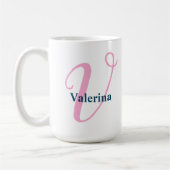 "V" Roze Fancy Script Monogram met Navy Name Koffiemok (Links)