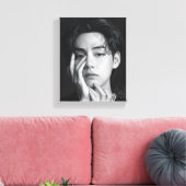 V-tae de knapste Koreaanse man Canvas Afdruk (Insitu (Woonkamer))