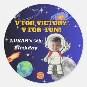 V Voor Victory V Voor Plezier Astronaut Jongen Ver Ronde Sticker