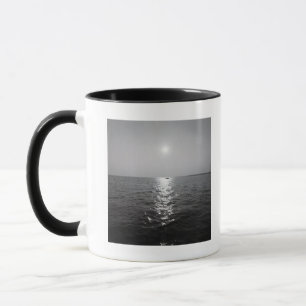 Vaartuig op afstand op zee mok