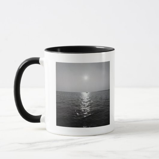 Vaartuig op afstand op zee mok (Links)