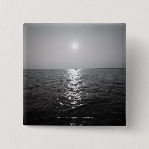 Vaartuig op afstand op zee vierkante button 5,1 cm