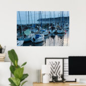 vaartuigen langs het strand in twilight poster (Thuiskantoor)