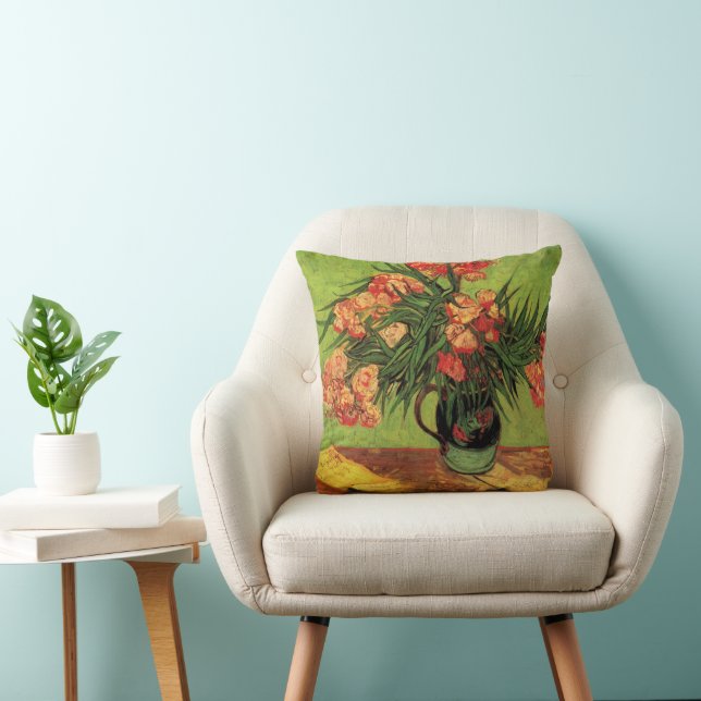 Vaas met oleanders en boeken van Vincent van Gogh Kussen (Stoel)