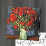 Vaas met rode papavers | Vincent van Gogh Magneet<br><div class="desc">Vaas met rode klaprozen van Vincent van Gogh is een boeiend stilleven schilderij dat het levendige gebruik van kleur en expressief penseelwerk van de kunstenaar benadrukt. Het schilderij heeft een eenvoudige aarden vaas gevuld met gedurfde, karmozijnrode papavers, tegen een getextureerde, gedempte achtergrond. Het contrast tussen de levendige bloemen en de...</div>
