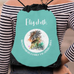 Vacatiturquoise uit de zomerfamilie trekkoord rugzakje<br><div class="desc">Een stijlvolle trekkoordtas is voorzien van een zomervakantie illustratie op een turquoise achtergrond, samen met uw voornaam en gelegenheid in chique belettering. Perfecte tassen om te vullen met leuke spullen voor iedereen op uw vakantie. *VOEG VOORNAAM TOE AAN TAS, voeg toe aan winkelwagen voor elke bestelde naam. OVEREENKOMENDE objecten in...</div>