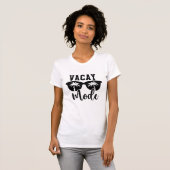 Vacay Mode SunGlasses with Modern Tipography T-shirt (Voorkant volledig)