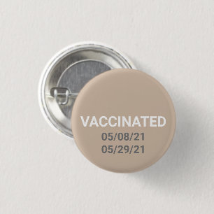 Vaccineerde beige pin-knop met aangepaste datums ronde button 3,2 cm
