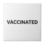 Vaccineerde zwarte witte minimalistische aangepast tegeltje<br><div class="desc">Gevaccineerde zwarte en witte eenvoudige, minimalistische moderne aangepaste tekst keramische tegel. zwarte tekst, witte stevige planachtergrond. Schrijf jouw naam, tekst of monogram of favoriete zin of quote. Minimalistische, elegante stijl. zwart-wit.</div>