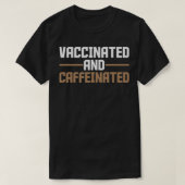 Vaccinekoffie gevaccineerd en met cafeïnevrije sar t-shirt (Design voorkant)
