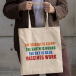 Vaccins Werken Pro Vaccinatie Science Quote Tote Bag<br><div class="desc">Hillary Clinton citeert over vaccinatie: de wetenschap is duidelijk: de aarde is rond,  de lucht is blauw,  vaccins werken. Kleurrijke canvas tas om de mazelen-uitbraken en de Covid-pandemie onder de aandacht te brengen. Vaccineer uw kinderen om de verspreiding van ziekten en aandoeningen te voorkomen.</div>