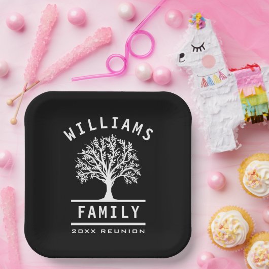 Vactuurboom voor zomervakantie bij gezinsherenigin papieren bordje (Feest)