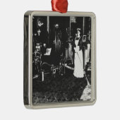 Vacuümreiniger op het werk metalen ornament (Rechts)