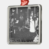 Vacuümreiniger op het werk metalen ornament (Links)