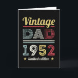 vader 1952 70th Birthday Gift Mannen Retro Kaart<br><div class="desc">Deze  versie van 1952 van de 70ste verjaardag van de geboorte van mijn vader maakt een geweldig cadeau voor vaders die 70 jaar oud worden. Verjaardgeschenken voor hem. Voor een geweldige legende,  pap. Ontwerp met 60 en 70 voor een man.</div>