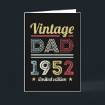 vader 1952 70th Birthday Gift Mannen Retro Kaart<br><div class="desc">Deze  versie van 1952 van de 70ste verjaardag van de geboorte van mijn vader maakt een geweldig cadeau voor vaders die 70 jaar oud worden. Verjaardgeschenken voor hem. Voor een geweldige legende,  pap. Ontwerp met 60 en 70 voor een man.</div>