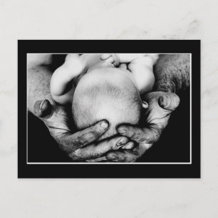 Vader beschermt handen briefkaart