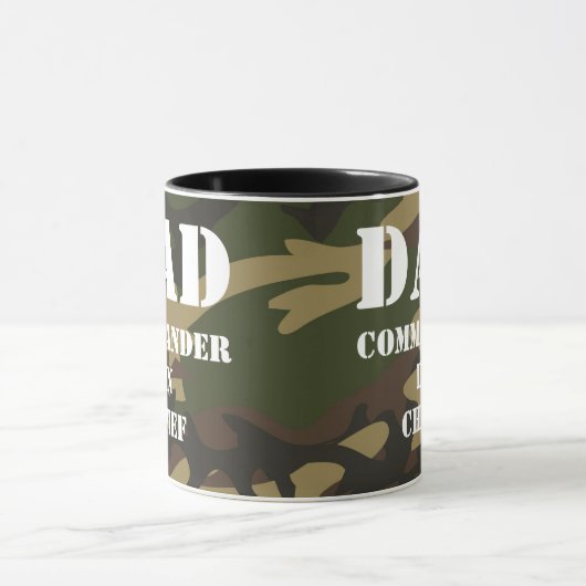 Vader, bevelhebber militaire hoofdvader van Camo Mok (Midden)