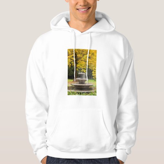 Vader door een boom in herfst, Duitsland Hoodie (Voorkant)