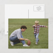 Vader en zoon (4-6) die Amerikaans football spelen Briefkaart (Voorkant / Achterkant)