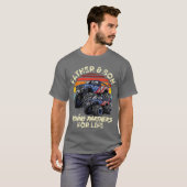 Vader en zoon rijden op Monsterruck voor het leven T-shirt (Voorkant volledig)