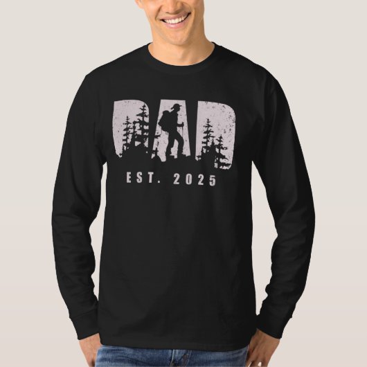 Vader Est 2025 Wandelende vader om nieuwe baby pap T-shirt (Voorkant)