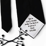 Vader in de wet geschenk van Stropdas<br><div class="desc">Op uw trouwdag,  herinneringen met uw schoonvader door hem dit gepersonaliseerde vader-van-de-bruid stropdas met een gepersonaliseerde boodschap met jouw naam en trouwdatum. Voer de naam en datum in die in een aangepaste sectie moeten worden afgedrukt. Als alternatief,  verras hem met dit lieve gebaar als een Vaderdag-geschenk</div>