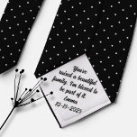Vader in de wet Gift van de bruid Stropdas<br><div class="desc">Op je trouwdag, herinner je met je schoonvader over de schattige boodschap door hem dit gepersonaliseerde schoonvader-van-de-bruid stropdas te geven met een gepersonaliseerd bericht en je trouwdatum. Voer de naam en datum in die in een aangepaste sectie moeten worden afgedrukt. Als alternatief, verras hem met dit lieve gebaar als een...</div>