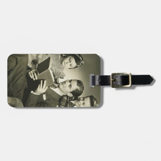 Vader leest zoon voor bagagelabel (Voorkant horizontaal)