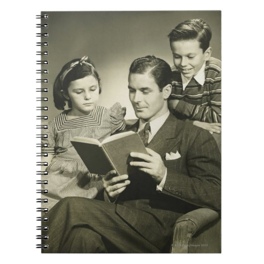 Vader leest zoon voor notitieboek (Voorkant)