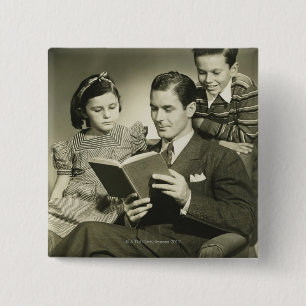 Vader leest zoon voor vierkante button 5,1 cm