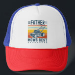 Vader maait leukste gazon maaien papa  trucker pet<br><div class="desc">Grappig vader  shirt met vet witte tekst gezegde "Father Mows Best" met een grasmaaier afbeelding. Perfect voor vaders die houden van maaien,  tuinwerk of papa-grappen. Geweldige Vaderdag of verjaardagscadeau.</div>