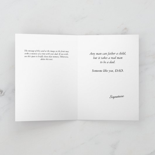 Vader met 3 kinderen lopen een Beach Vaderdag Kaart (Binnen)