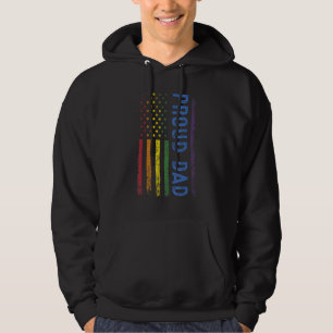 Vader met ons regenboogvlag voor de pride-maanslag hoodie