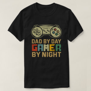 Vader-op-dag gamer bij nacht videogamer geeft game t-shirt