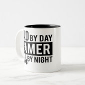 vader per dag gamer in de nacht vaders cadeau tweekleurige koffiemok (Voorkant links)