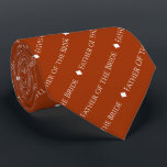 Vader van de Bride Herhalende Tekst op het Sinaasa Stropdas<br><div class="desc">Deze roest oranje of verbrande umberkleurige stropdas is het perfecte accessoire voor de vader van de bruid op je bruiloft. Het kenmerkt een eenvoudig maar elegant herhalend tekstontwerp met het woord "Vader van de Bride"die in een verfijnd al hoofdwitte doopvont wordt geschreven. Er zijn kleine diamanten die de tekst scheiden,...</div>